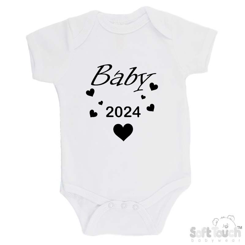 BS4650 Rompertje wit bedrukt met de tekst "Baby 2024" met hartjes in